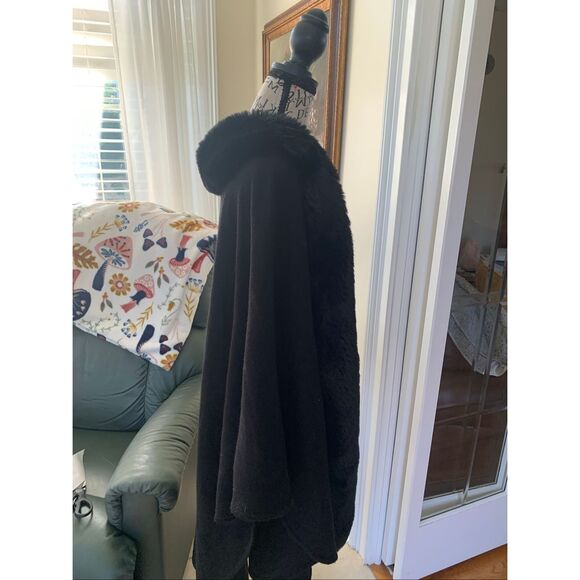 Faux Fur Trim Solid Cape - Picture 8 of 12